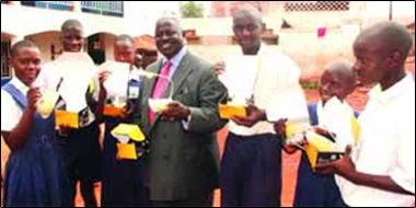 ウガンダの小学生にランプを寄贈するワスワ・ビリグワ駐日ウガンダ大使 (2008年9月23日)